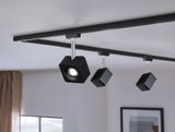 Schwarzes LED-Deckenschienensystem mit drei verstellbaren quadratischen Strahlern aus Metall für Wohnräume.