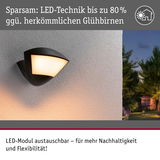 Schwarze LED-Wandleuchte mit warmweißem Licht an Außenwand, energiesparende LED-Technik bis 80 Prozent.
