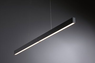 Schwarze LED-Pendelleuchte aus Aluminium mit warmweißem Licht für moderne Innenräume