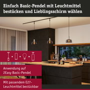 Moderne Küche mit drei hängenden Pendelleuchten aus schwarzem Glas und warmem Licht