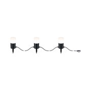 Trois lampes de jardin LED noires avec abat-jours blancs et piquets de terre reliés par câbles.