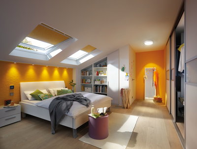 Moderne slaapkamer met wit meubilair, gele accentmuur en natuurlijk licht via dakramen.