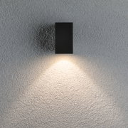 Schwarze rechteckige Wandlampe aus Metall mit warmweißem Licht an grauer Strukturwand
