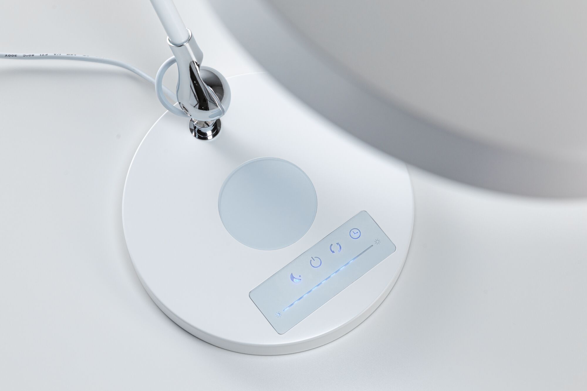 Witte LED-bureaulamp met touchbediening en instelbare helderheidsniveaus voor moderne verlichting