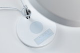 Lampe de bureau LED blanche avec commande tactile et niveaux de luminosité réglables pour un éclairage moderne