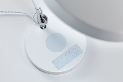 Lampe de bureau LED blanche avec commande tactile et niveaux de luminosité réglables pour un éclairage moderne