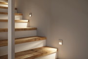 Moderne Treppenbeleuchtung mit weißen LED-Wandeinbauleuchten und Holzstufen für sicheres Gehen