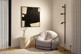 Applique murale noire à trois spots réglables dans un salon moderne avec fauteuil confortable.