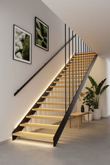 Escalier moderne en bois avec rambarde en métal noir, éclairage LED diffusant une lumière chaude