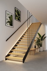 Moderne trap met houten treden en zwart metalen leuning, LED-verlichting voor warm licht