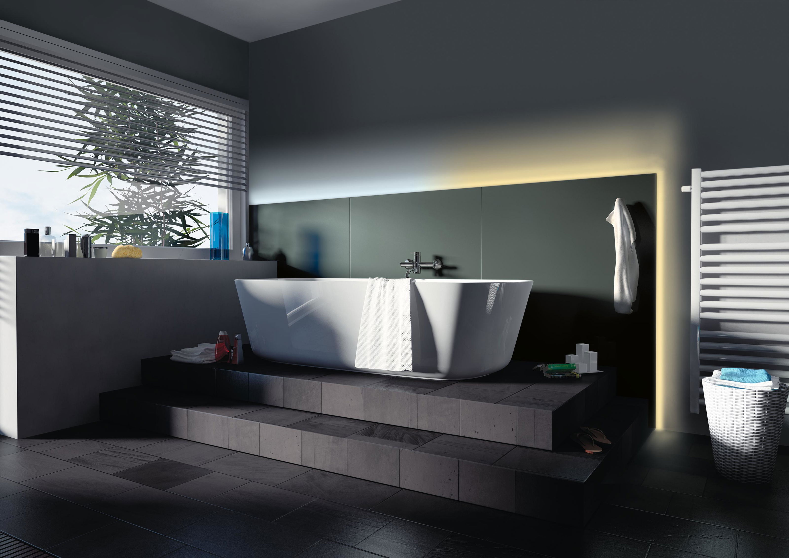Modernes Badezimmer mit freistehender weißer Badewanne auf dunklem Podest und indirekter Wandbeleuchtung