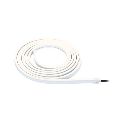 Fleksibelt hvidt LED-lysbånd med kabel til moderne rumbelysning og dekoration.