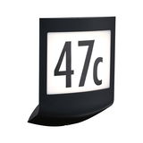 Schwarzes LED-Hausnummernschild mit weißem Hintergrund und schwarzen Ziffern 47c für Außenbeleuchtung