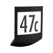 Schwarzes LED-Hausnummernschild mit weißem Hintergrund und schwarzen Ziffern 47c für Außenbeleuchtung