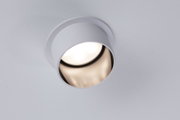 Weißer Einbaustrahler aus Metall mit schwenkbarem Reflektor für moderne LED-Deckenbeleuchtung