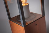Nahaufnahme einer modernen Stehleuchte mit Holzfuß und schwarzem Metallrahmen für LED-Lampe.
