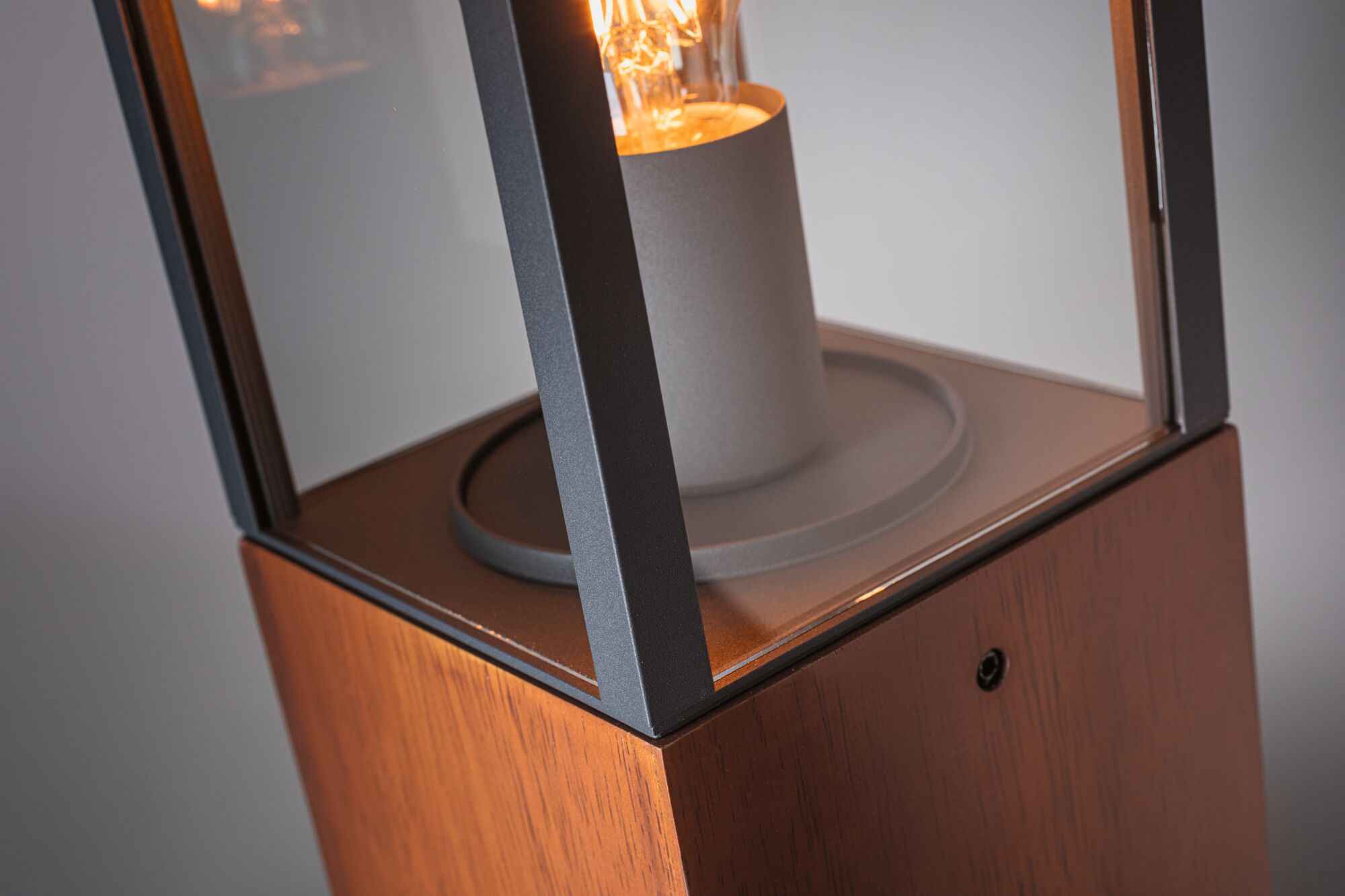 Moderner Holz-Laternenständer mit schwarzem Metallrahmen und warmweißem LED-Leuchtmittel