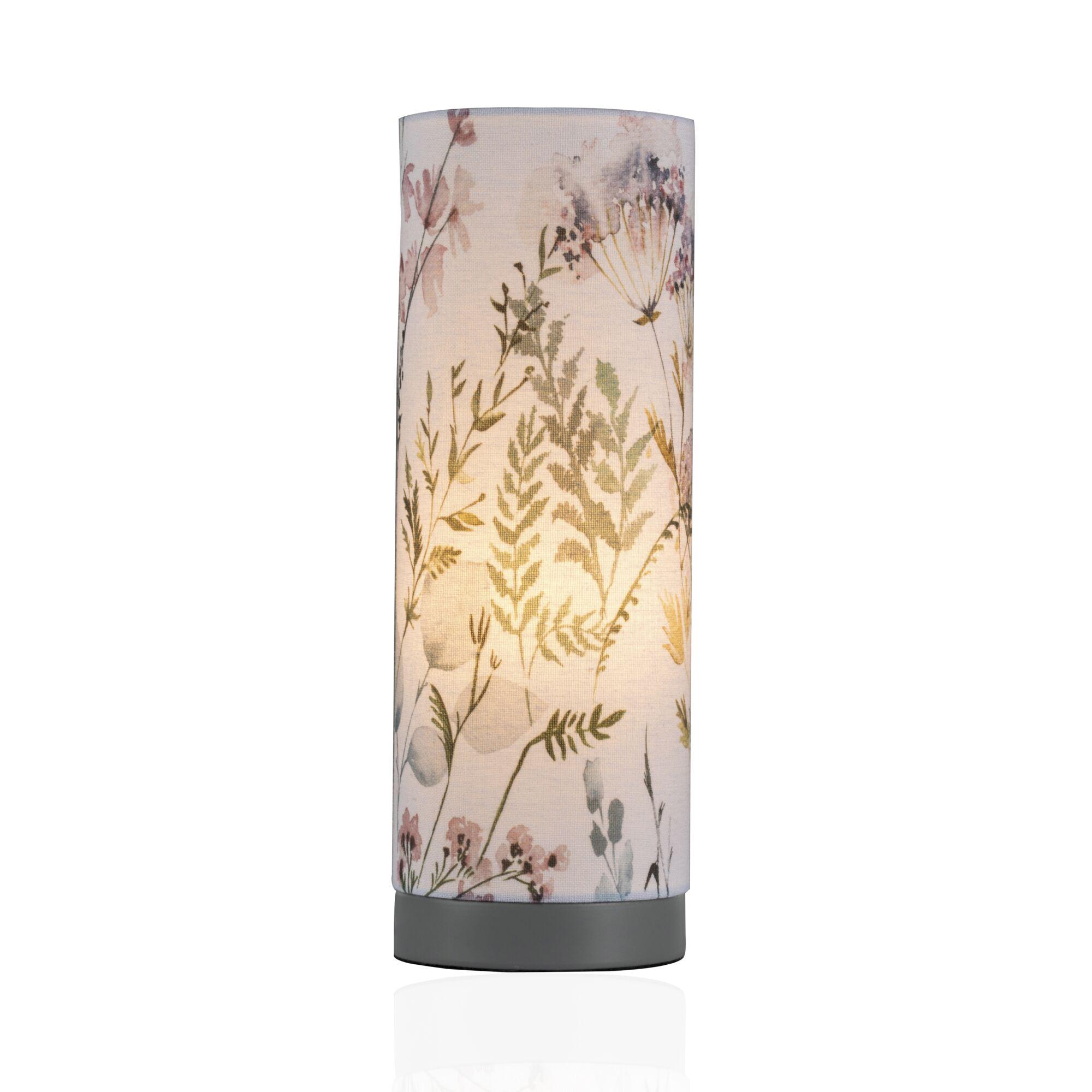 Zylindrische Tischlampe mit floralem Stoffschirm in Pastellfarben und grauem Sockel für Wohnräume.