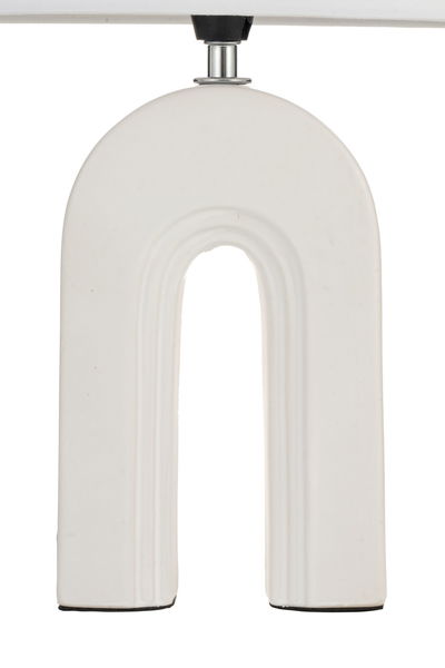 Witte keramische boog met metalen bevestiging, decoratief designobject voor moderne interieurs