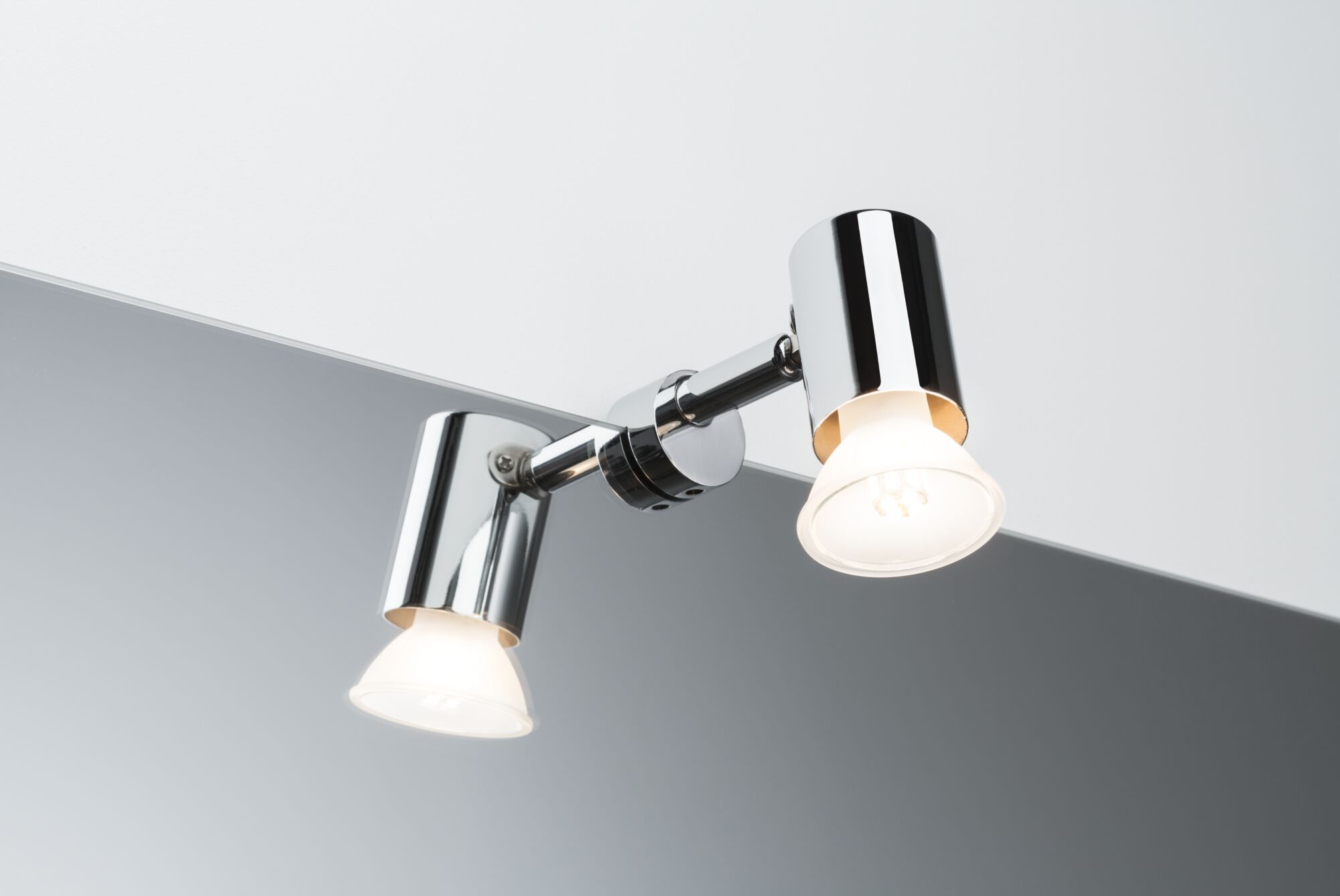 Moderner verstellbarer LED-Spiegelleuchte aus Chrom mit zwei Lichtquellen für Bad und Flur.