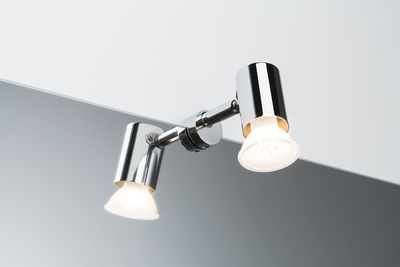 Applique miroir LED chromée réglable avec deux sources lumineuses pour salle de bain et couloir.