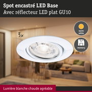 Spot LED encastré blanc avec réflecteur plat GU10 diffusant une lumière blanche chaude agréable