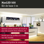 Cuisine blanche moderne avec éclairage LED sous les armoires murales et îlot sur sol en bois