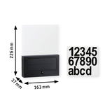 Zwart zonne-LED-huisnummerbord met transparant paneel en zwarte cijfers en letters stickers.