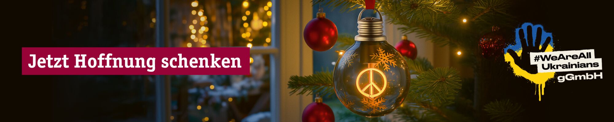 Leuchtende Weihnachtskugel mit Friedenssymbol und Schneeflockenmotiv an Tannenzweig mit roten Kugeln