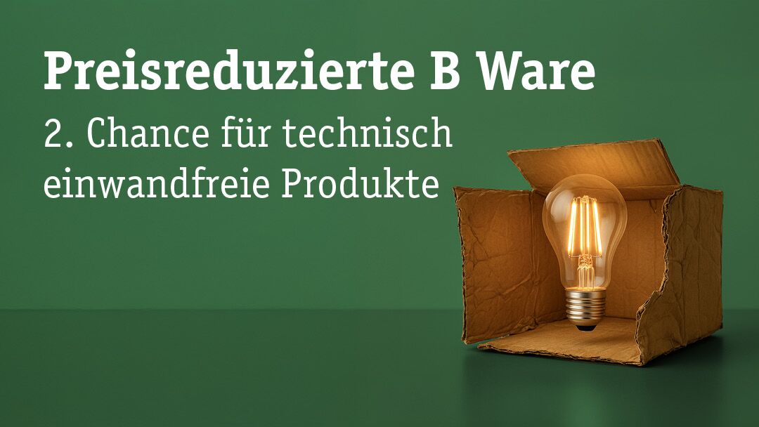 Leuchtende LED-Glühbirne in geöffneter brauner Kartonverpackung vor grünem Hintergrund mit Text zu preisreduzierter B Ware
