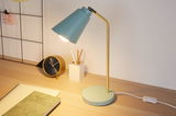 Moderne bureaulamp met groene metalen voet en gouden arm, perfect voor kantoorverlichting.