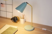 Moderne Schreibtischlampe mit grünem Metallfuß und goldfarbenem Arm, ideal für Bürobeleuchtung.