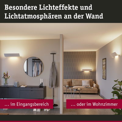 Moderne weiße Wandleuchten erzeugen warme Lichteffekte im Eingangsbereich und Wohnzimmer mit Sofa.