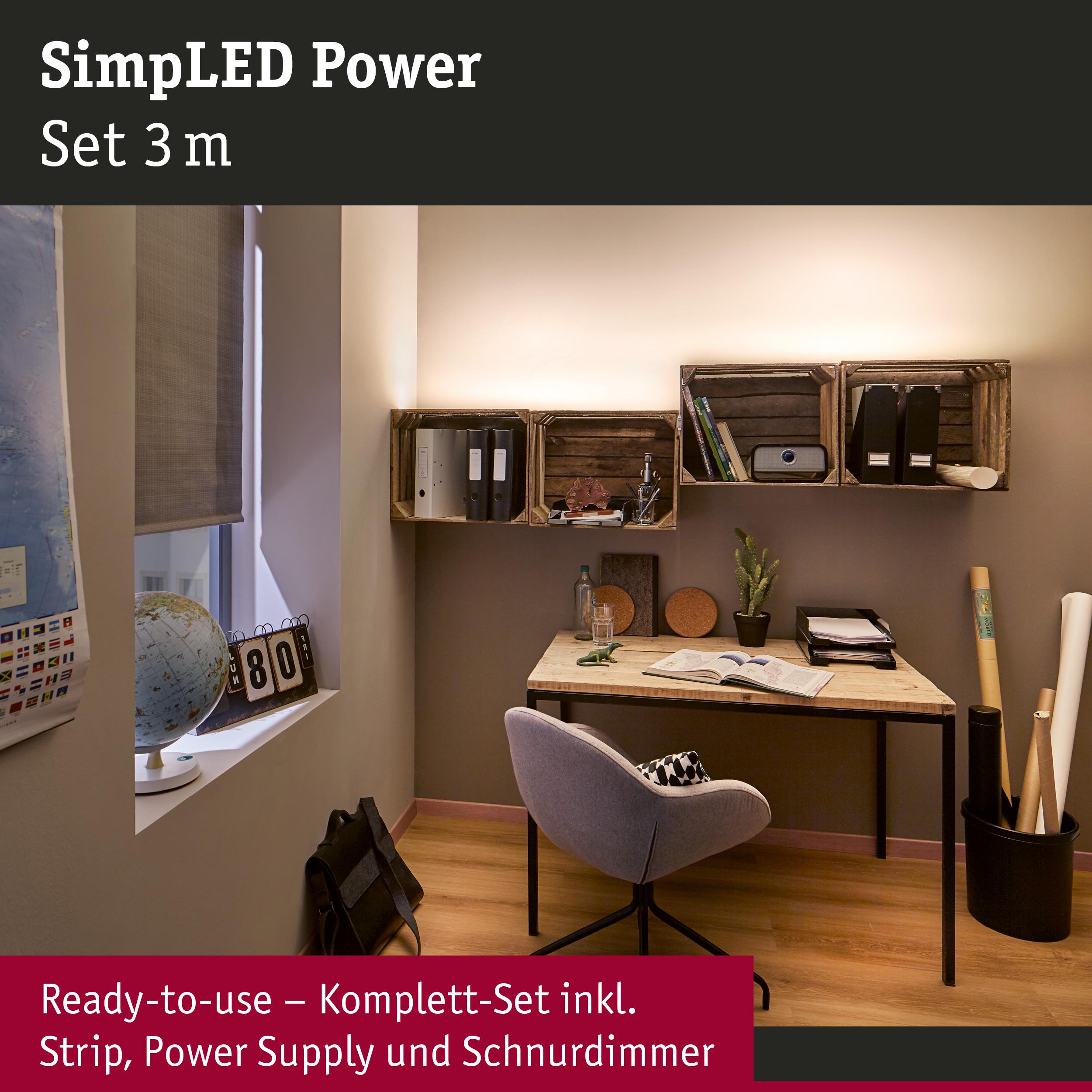 Arbeitszimmer mit Holzschreibtisch, grauem Stuhl und warmweißem LED-Lichtstreifen an der Wand