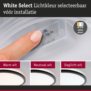 Vinger stelt witte LED-plafondlamp in met instelbare lichtkleur warm, neutraal, daglicht