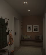 Dunkler Flur mit brauner Sitzbank aus Holz, Kissen und moderner LED-Deckenbeleuchtung für Wohnraum.