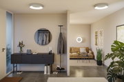 Modernes Wohnzimmer mit runden weißen LED-Deckenleuchten aus Kunststoff und stilvoller Einrichtung