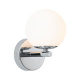 Moderne wandlamp met chromen metalen arm en witte glazen kap voor binnenverlichting