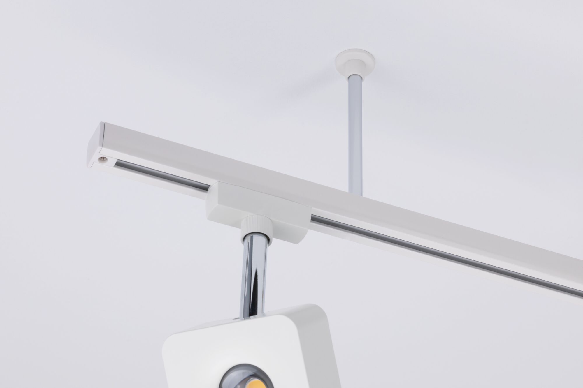 Moderne witte LED-railspot met chromen staaf voor flexibele binnenverlichting