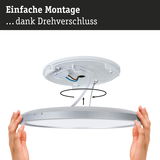 Montage einer runden Deckenleuchte mit silbernem Rand und Drehverschluss für einfache Installation