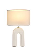 Moderne witte tafellamp met stoffen kap en boogvormige keramische voet voor woonverlichting