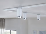 Weiße Deckenleuchte mit drei zylindrischen Spots und silbernem Rand für modernes Raumlicht