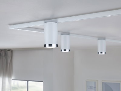 Weiße Deckenleuchte mit drei zylindrischen Spots und silbernem Rand für modernes Raumlicht