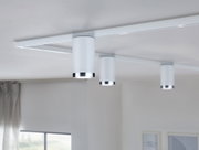 Witte plafondlamp met drie cilindervormige spots en zilveren rand voor moderne verlichting