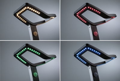Zwarte LED-vloerlamp met vierkante lichtkop in warmwit, rood, groen en blauw voor woonruimtes.