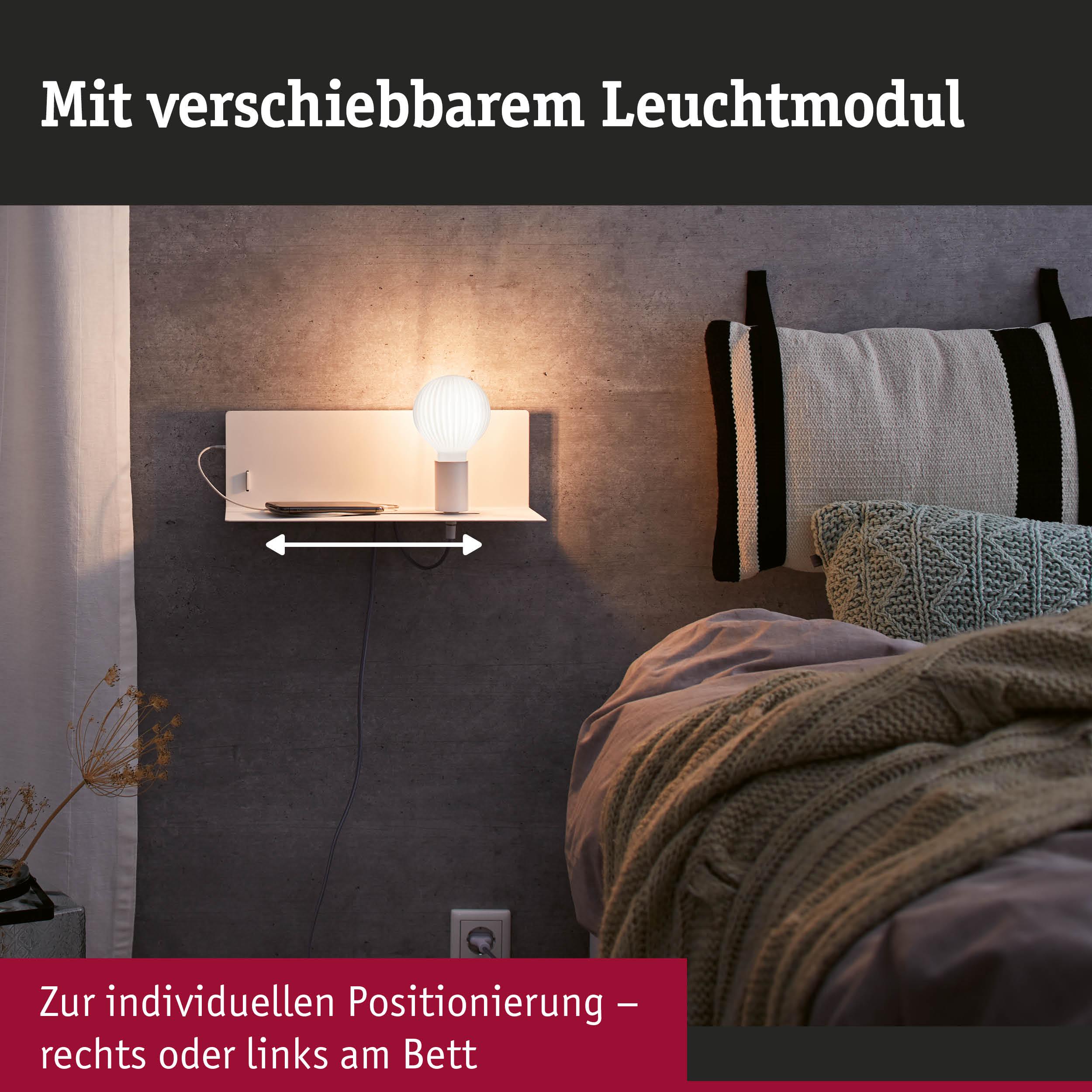 Weißes Wandregal mit verschiebbarem Leuchtmodul und warmweißem Licht neben Bett mit Kissen und Decke