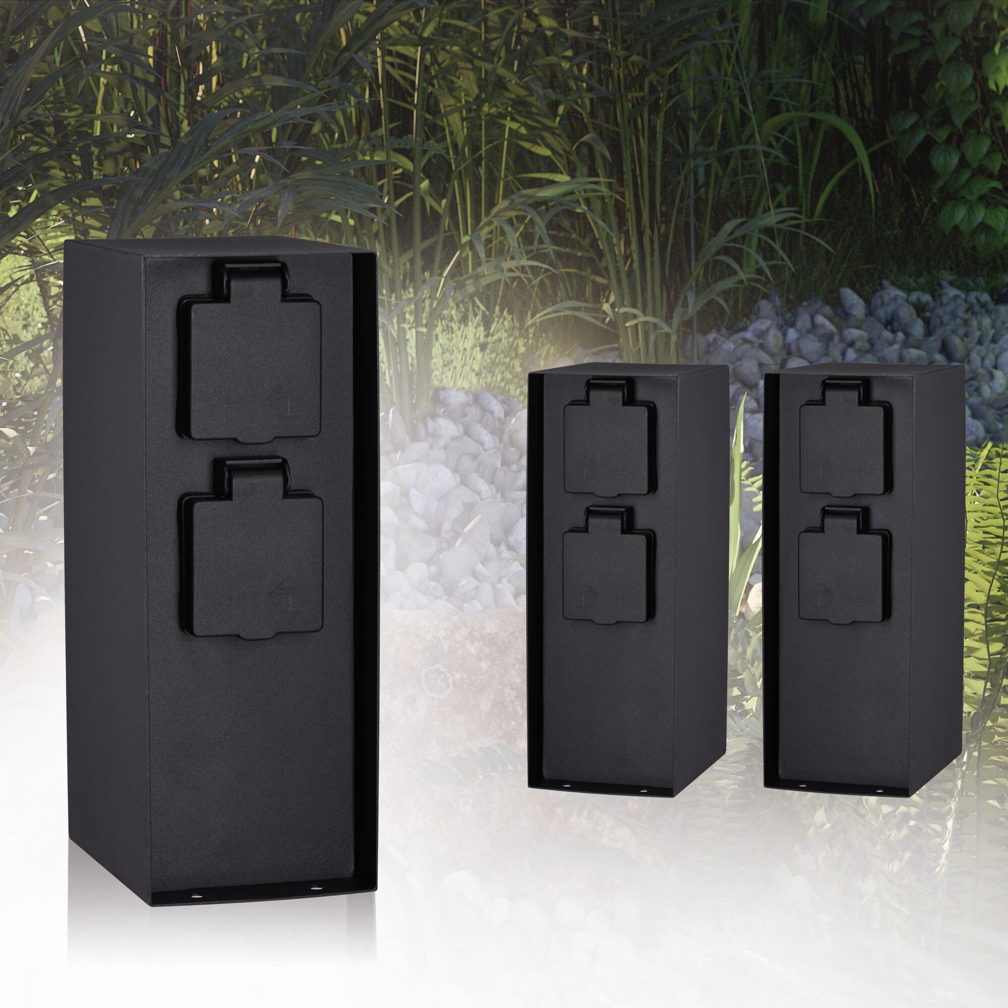 Trois prises extérieures noires avec couvercles de protection en matériau robuste pour jardin.