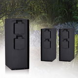 Trois prises extérieures noires avec couvercles de protection en matériau robuste pour jardin.