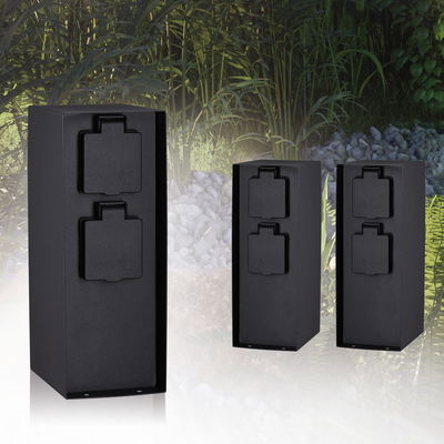 Trois prises extérieures noires avec couvercles de protection en matériau robuste pour jardin.