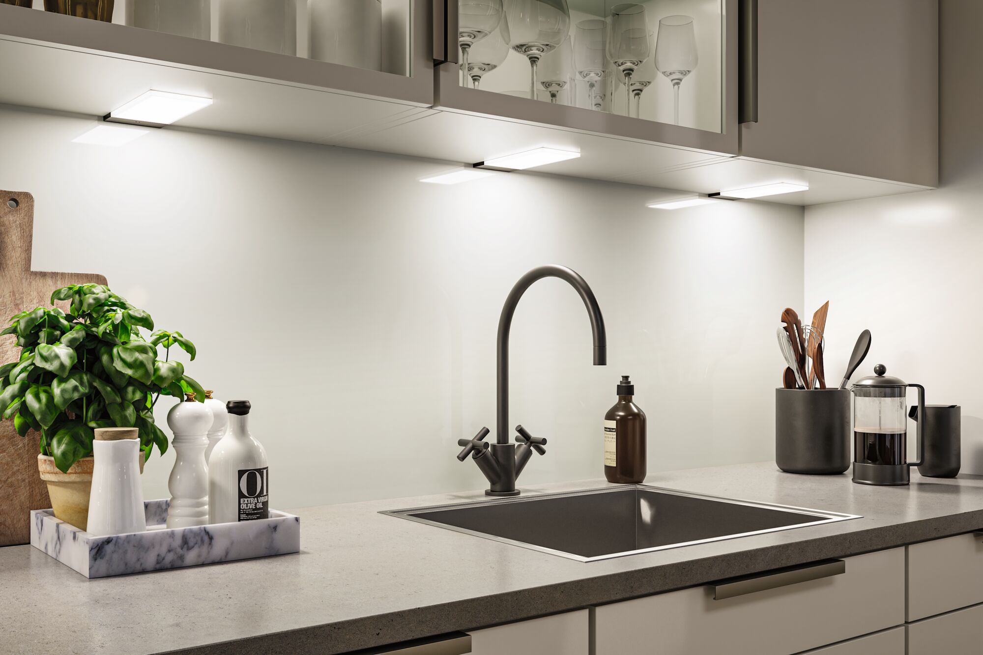 Moderne køkkenbordplade med sort vask, mat sort vandhane og LED-underkabinetbelysning.